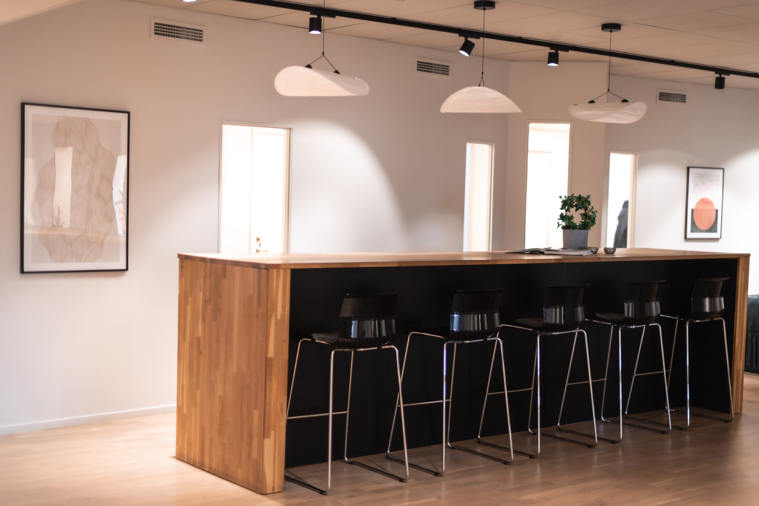 Coworking Borås - moderna och flexibla kontorslösningar hos Work Inn nära Viaredsjön.