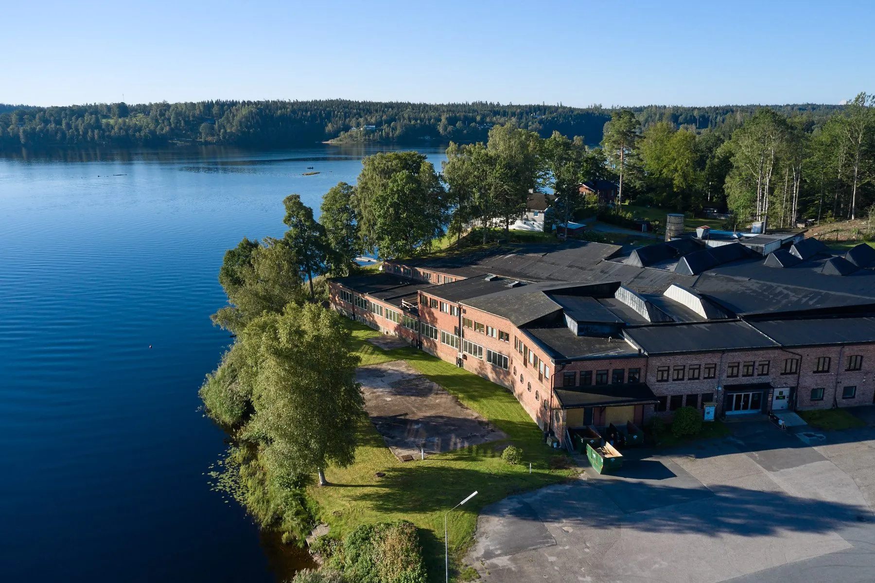 Stigens Fabriker från ovan vid sjön
